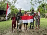 Semangat Kemerdekaan Berkibar di Kampung Sesor, Satgas TMMD Ke-129 Kodim 1807/Sorong Selatan Pasang Bendera Merah Putih