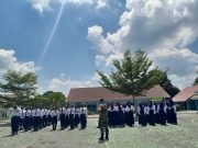 Tanamkan Disiplin Sejak Dini, Babinsa Desa Suka Damai Latih PBB Siswa SMPN 3 Muara Badak