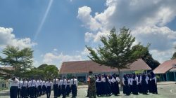 Tanamkan Disiplin Sejak Dini, Babinsa Desa Suka Damai Latih PBB Siswa SMPN 3 Muara Badak