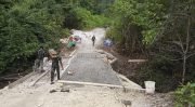 Rehab Jembatan TMMD Ke-129 Pengecoran Bagian Atas Jembatan Hampir Rampung, Akses Masyarakat Kampung Sesor Segera Lebih Aman dan Lancar