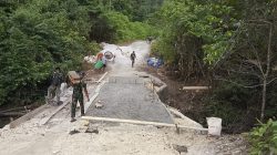 Rehab Jembatan TMMD Ke-129 Pengecoran Bagian Atas Jembatan Hampir Rampung, Akses Masyarakat Kampung Sesor Segera Lebih Aman dan Lancar