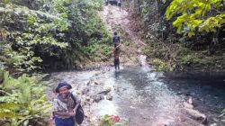 Medan Terjal Tak Surutkan Semangat Anggota Satgas TMMD Ke-129, Gotong Royong Wujudkan Pembangunan di Kampung Sesor Medan Terjal Tak Surutkan Semangat Anggota Satgas TMMD Ke-129, Gotong Royong Wujudkan Pembangunan di Kampung Sesor