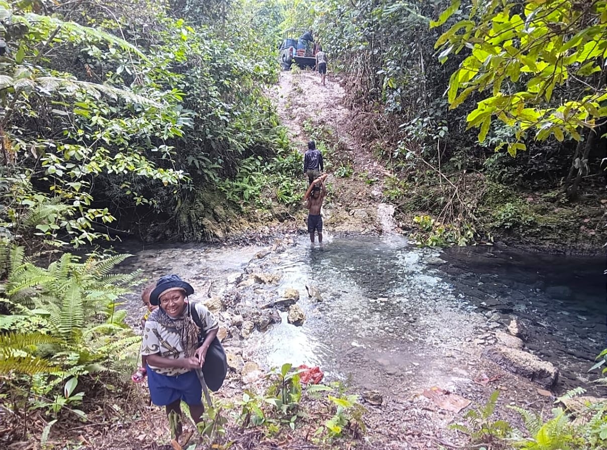 Medan Terjal Tak Surutkan Semangat Anggota Satgas TMMD Ke-129, Gotong Royong Wujudkan Pembangunan di Kampung Sesor Medan Terjal Tak Surutkan Semangat Anggota Satgas TMMD Ke-129, Gotong Royong Wujudkan Pembangunan di Kampung Sesor