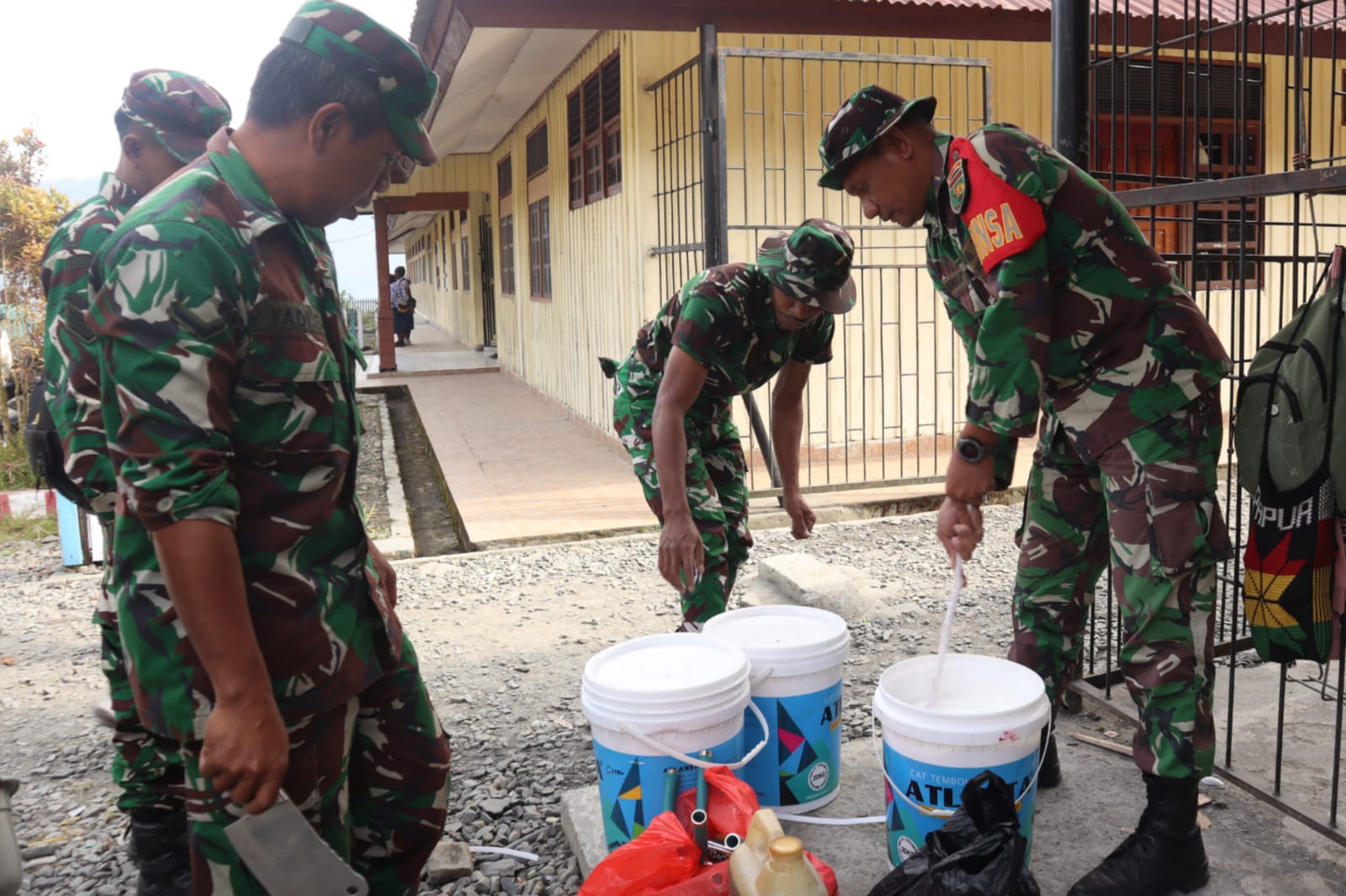 Kodim 1714/PJ Gelar Karya Bakti Merah Putih SMP Negeri 1 Mulia Kab. Puncak Jaya Kodim 1714/PJ Gelar Karya Bakti Merah Putih SMP Negeri 1 Mulia Kab. Puncak Jaya