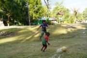 Bukan Sekadar Membangun Desa, Satgas TMMD Ke-129 Hadirkan Keceriaan Bersama Anak-Anak Kampung Sesor
