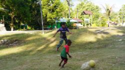Bukan Sekadar Membangun Desa, Satgas TMMD Ke-129 Hadirkan Keceriaan Bersama Anak-Anak Kampung Sesor Bukan Sekadar Membangun Desa, Satgas TMMD Ke-129 Hadirkan Keceriaan Bersama Anak-Anak Kampung Sesor