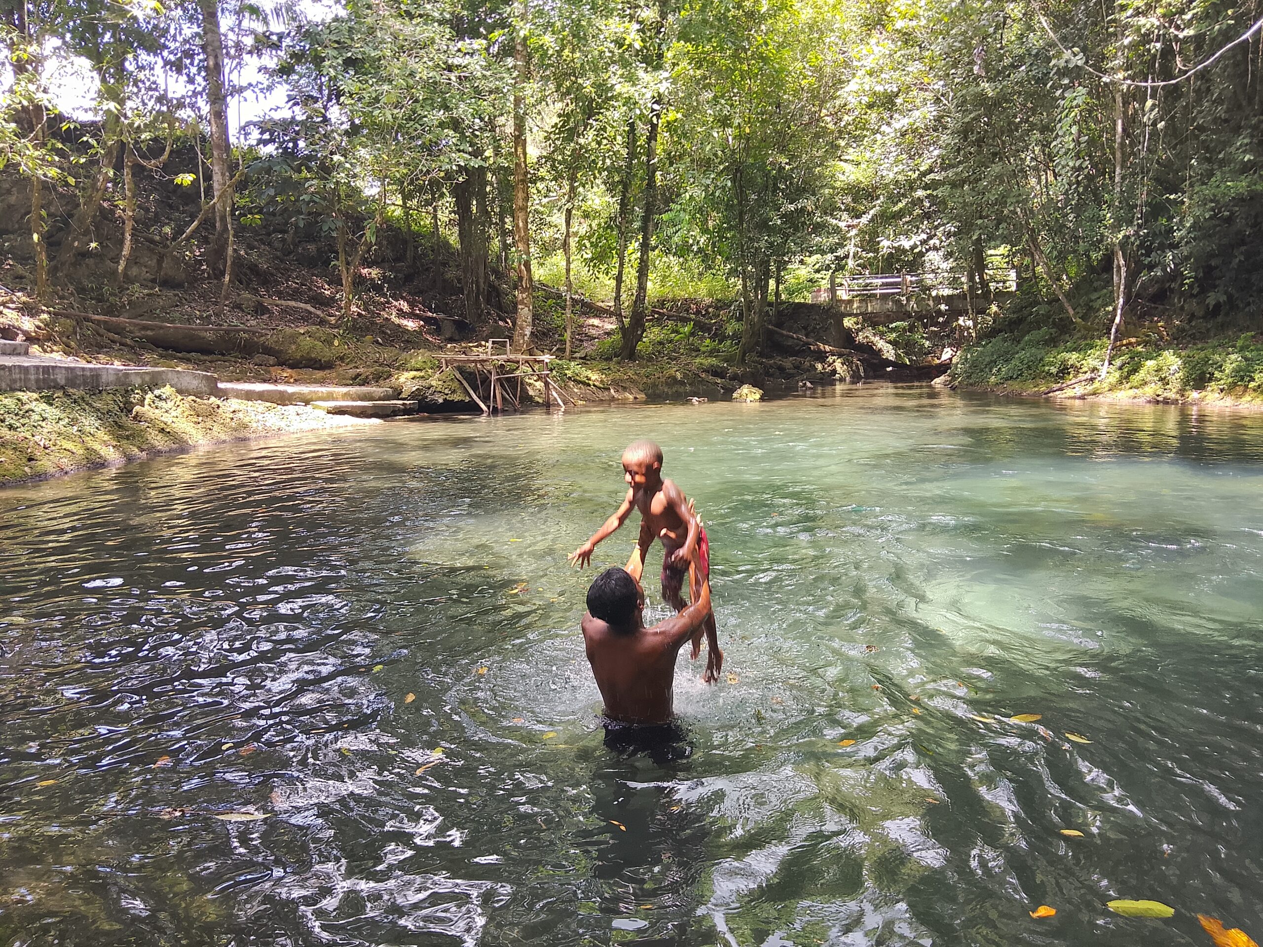 Keseruan Anak Anak Kp. Sesor menikmati Air Terjun, TMMD Ke-129 Buka Akses Wisata, Tangga Menuju Air Terjun Kini Lebih Nyaman Dilalui