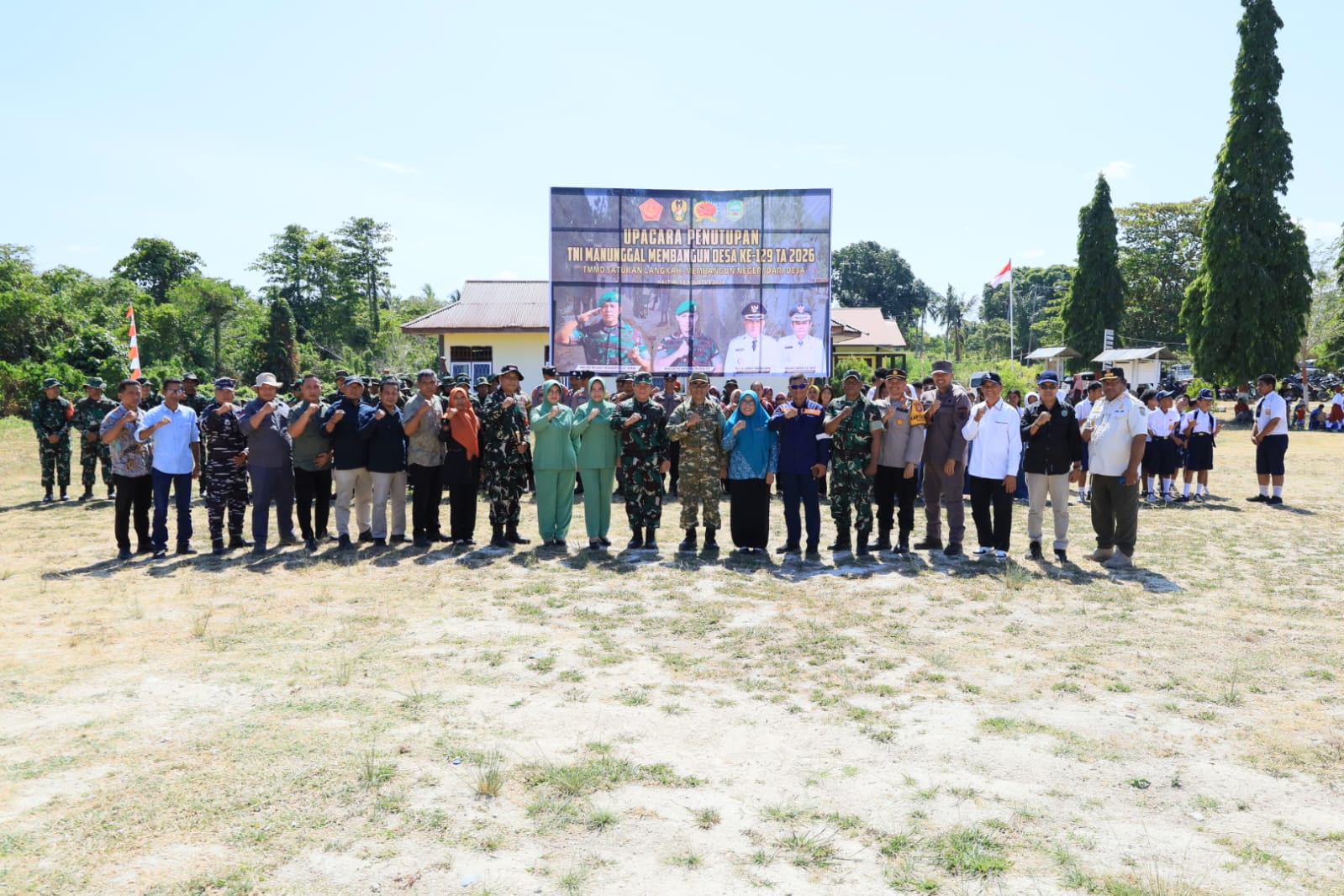 Resmi Ditutup! TMMD ke-129 Kodim 1505/Tidore Hadirkan Perubahan Nyata bagi Masyarakat Resmi Ditutup! TMMD ke-129 Kodim 1505/Tidore Hadirkan Perubahan Nyata bagi Masyarakat