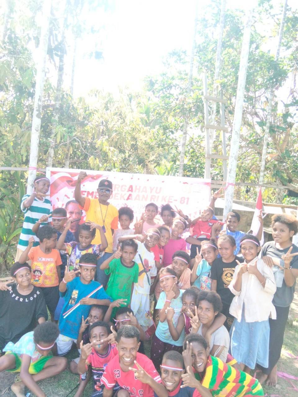 Berbagi Kebahagiaan HUT RI, Kepala Suku Senggi Mathias Lomba dan Pembagian Sembako Berbagi Kebahagiaan HUT RI, Kepala Suku Senggi Mathias Lomba dan Pembagian Sembako