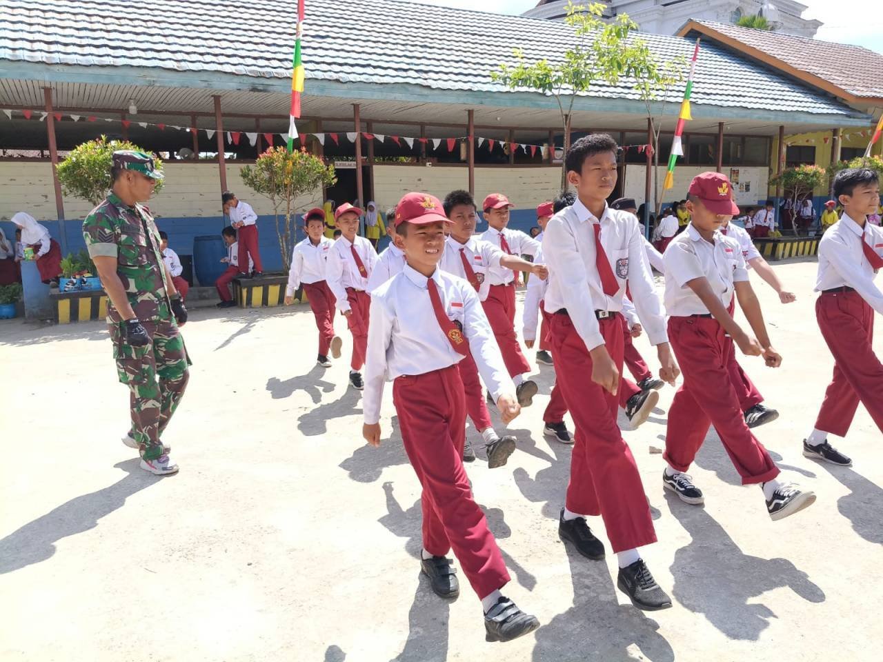 Babinsa Koramil 0908-03/Anggana Berikan Pelatihan PBB kepada Siswa SDN 003 Anggana Babinsa Koramil 0908-03/Anggana Berikan Pelatihan PBB kepada Siswa SDN 003 Anggana