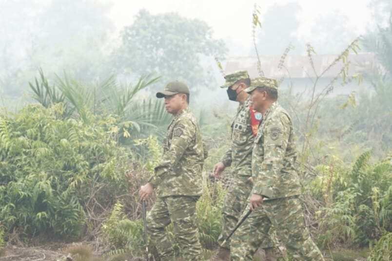 Panglima TNI Dampingi Presiden RI Tinjau Penanganan Karhutla di Kalimantan Barat Panglima TNI Dampingi Presiden RI Tinjau Penanganan Karhutla di Kalimantan Barat