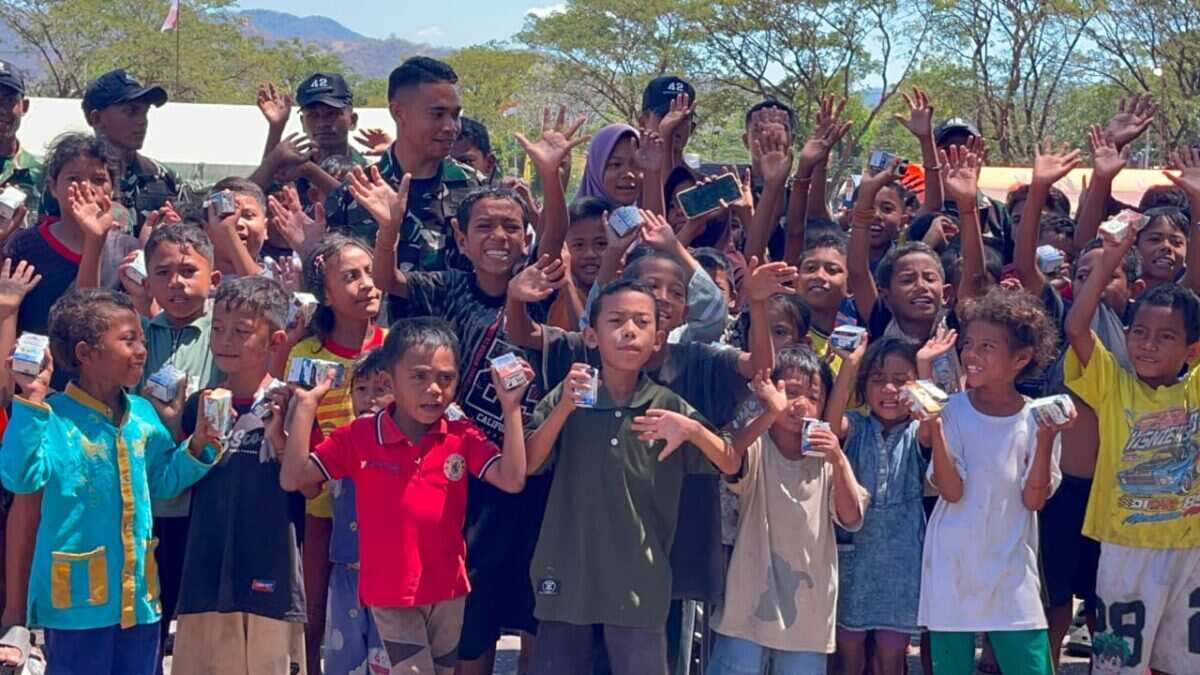 Prajurit Korem 161/Wira Sakti Hadirkan Keceriaan bagi Anak-Anak Terdampak Gempa NTT Prajurit Korem 161/Wira Sakti Hadirkan Keceriaan bagi Anak-Anak Terdampak Gempa NTT