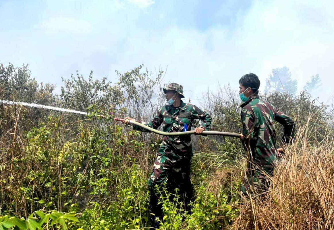 Cegah Kebakaran Meluas, Tanpa Kenal Lelah Satgas Karhutla Lanud Sjamsudin Noor Pantang Menyerah Kendalikan dan Sekat Titik Api Cegah Kebakaran Meluas, Tanpa Kenal Lelah Satgas Karhutla Lanud Sjamsudin Noor Pantang Menyerah Kendalikan dan Sekat Titik Api