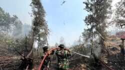 Padamkan Bara di Balik Gambut, Satgas Darat Lanud Sjamsudin Noor Jaga Permukiman Dari Ancaman Karhutla