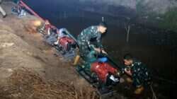 Tak Kenal Lelah dan Waktu, Satgas Irigasi Lanud Sjamsudin Noor Perkuat Penanganan Karhutla Hingga Dini Hari