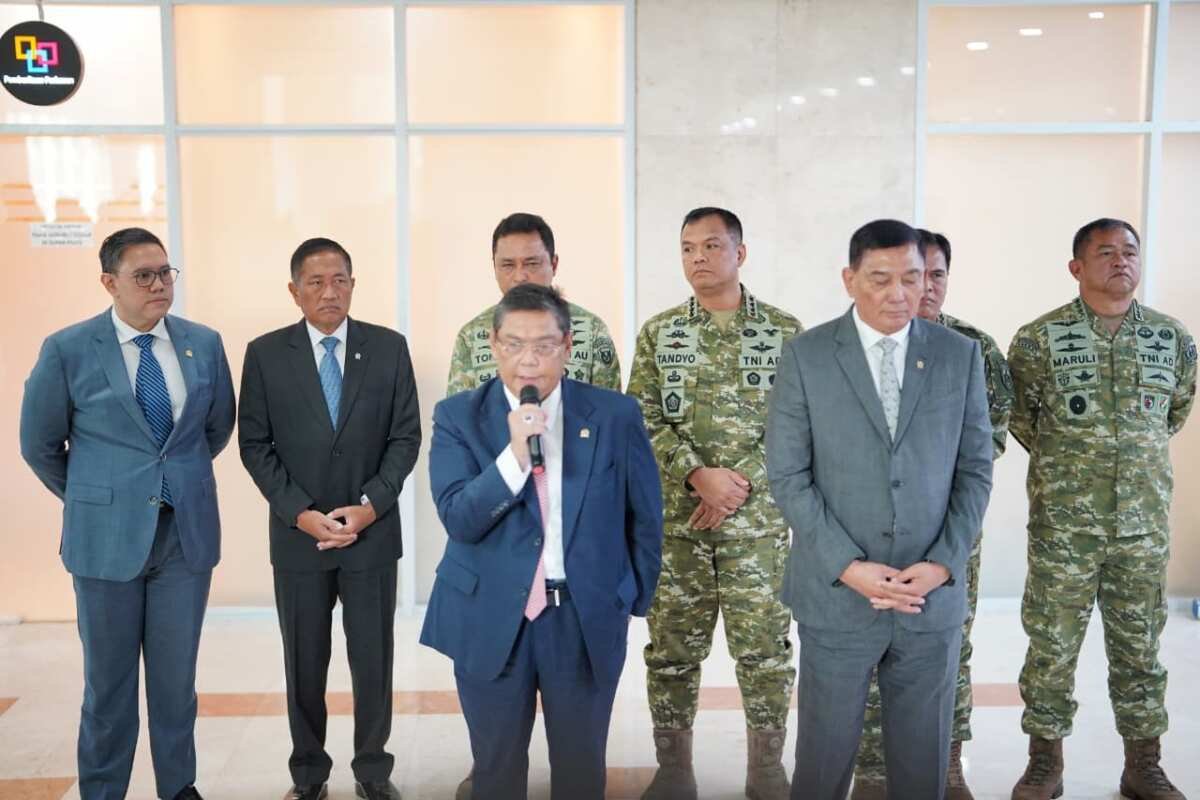 Wapang TNI Dampingi Menhan RI dalam Rapat Kerja Bersama Komisi I DPR RI