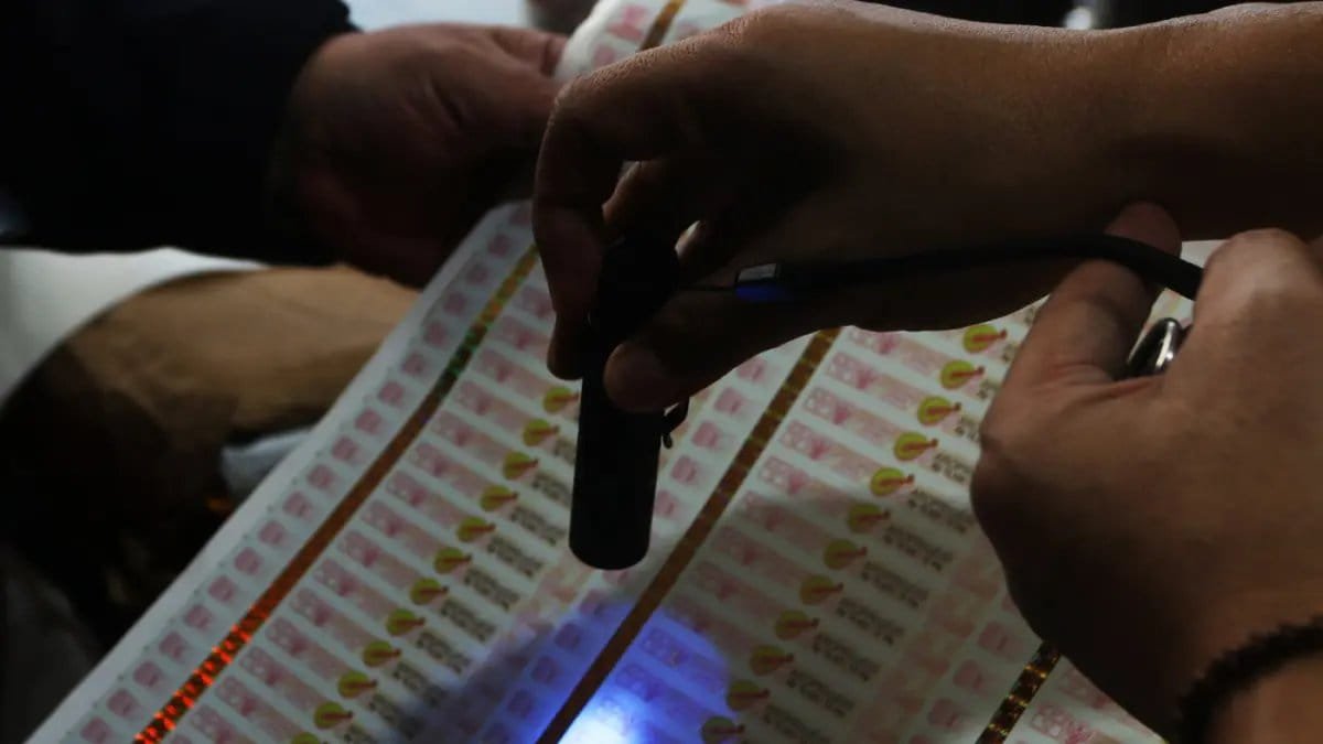 Inovasi Alat Pendeteksi Pita Cukai Palsu oleh Menkeu Purbaya