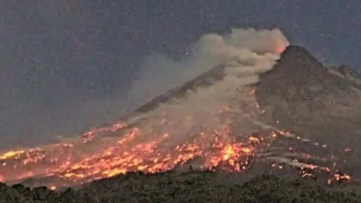 Gunung Merapi Terus Erupsi: Awan Panas Mengguncang Yogyakarta Gunung Merapi Terus Erupsi: Awan Panas Mengguncang Yogyakarta