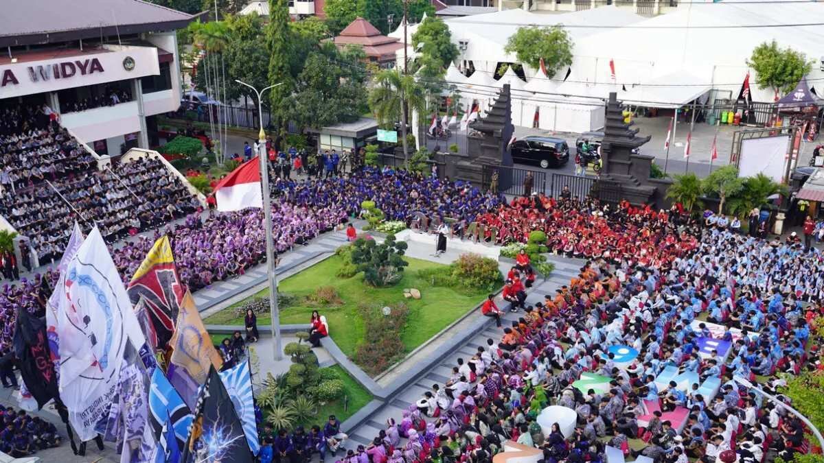 Pengukuhan 3.160 Mahasiswa Baru UNTAG Surabaya dan Pengenalan Robot Owly Pengukuhan 3.160 Mahasiswa Baru UNTAG Surabaya dan Pengenalan Robot Owly