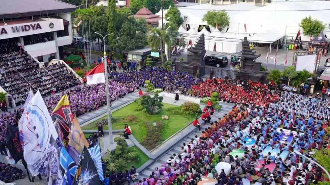 Pengukuhan 3.160 Mahasiswa Baru UNTAG Surabaya dan Pengenalan Robot Owly