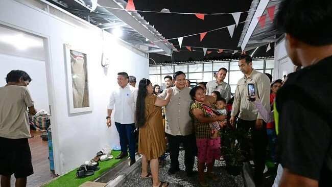 Prabowo Subianto Mengunjungi Warga Relokasi di Senen, Jakarta
