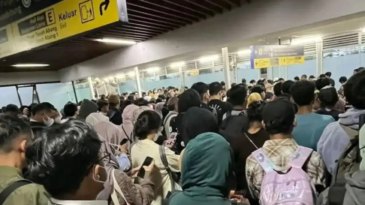 Gangguan Layanan KAI Commuter Akibat Kerumunan di Palmerah