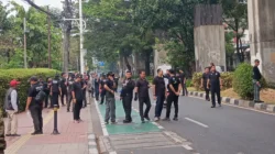 Polisi Berjaga di Sekitar DPR, Periksa Identitas dan Tas Pengunjuk Rasa