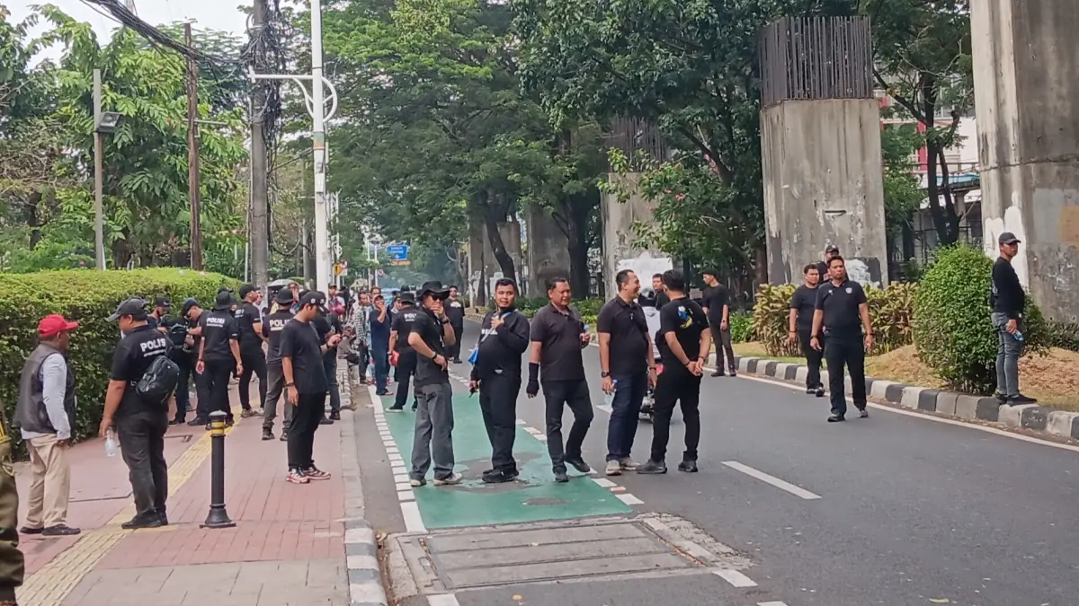 Polisi Berjaga di Sekitar DPR, Periksa Identitas dan Tas Pengunjuk Rasa Polisi Berjaga di Sekitar DPR, Periksa Identitas dan Tas Pengunjuk Rasa