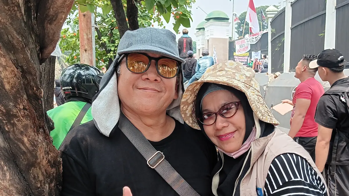 Pasutri Dari Bogor Ikut Aksi Demo Di DPR Pasutri Dari Bogor Ikut Aksi Demo Di DPR