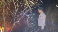 Cepat Tanggap, Babinsa Koramil Kesamben Bersama Tim Gabungan Berhasil Padamkan Kebakaran Lahan Di Desa Sukoanyar