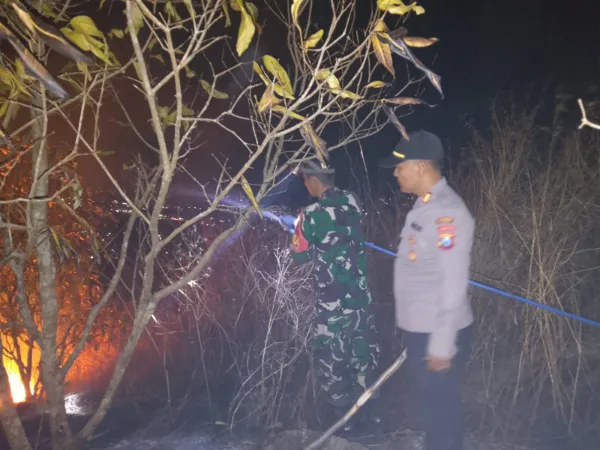 Cepat Tanggap, Babinsa Koramil Kesamben Bersama Tim Gabungan Berhasil Padamkan Kebakaran Lahan Di Desa Sukoanyar
