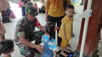 Cegah Stunting Sejak Dini, Babinsa Koramil 0808/03 Kanigoro Turun Tangan Dampingi Kegiatan Posyandu Di Desa Bangle