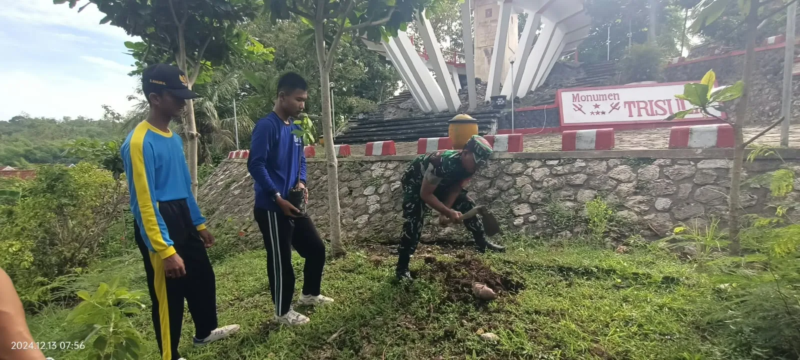 Babinsa Koramil Bakung Bersama Siswa Siswi SMKN 1 Blitar Tanam Pohon Di Monumen Trisula Melalui Program “Bersatu Dengan Alam”
