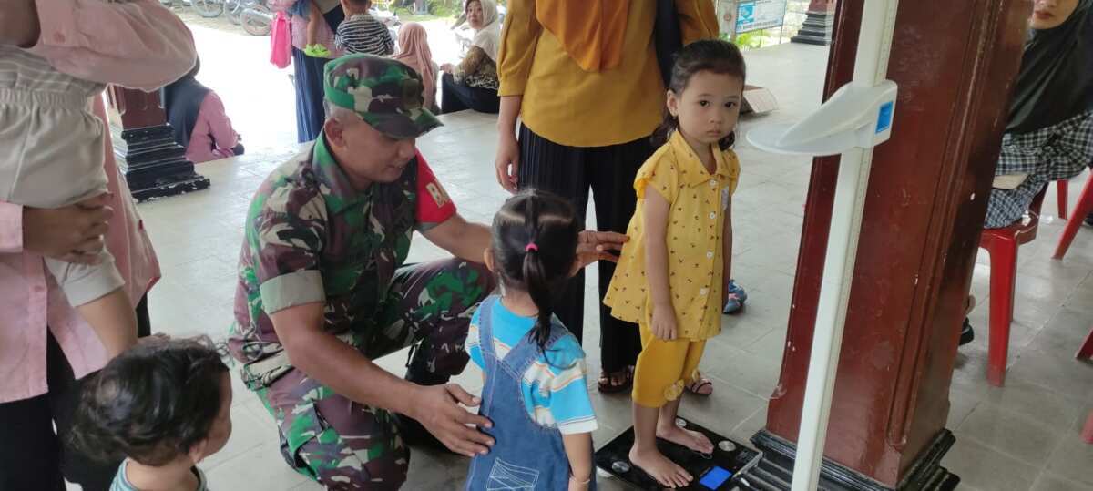 Cegah Stunting Sejak Dini, Babinsa Koramil 0808/03 Kanigoro Turun Tangan Dampingi Kegiatan Posyandu Di Desa Bangle Cegah Stunting Sejak Dini, Babinsa Koramil 0808/03 Kanigoro Turun Tangan Dampingi Kegiatan Posyandu Di Desa Bangle
