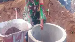 Wujud Kepedulian Lingkungan, Babinsa Sukosewu Dampingi Pemasangan Septic Tank Rumah Warga