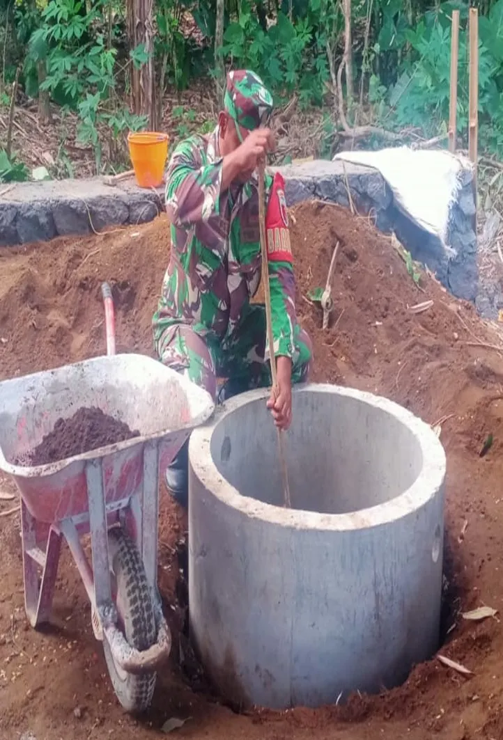 Wujud Kepedulian Lingkungan, Babinsa Sukosewu Dampingi Pemasangan Septic Tank Rumah Warga
