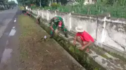 Wujud Kepedulian Lingkungan, Babinsa Koramil Udanawu Bersama Warga Gelar Karya Bakti Saluran Irigasi