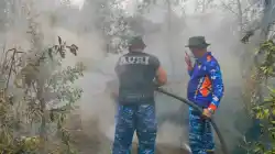 Asap Masih Mengepul, Satgas Darat Lanud Sjamsudin Noor Perkuat Pembasahan Lahan Gambut
