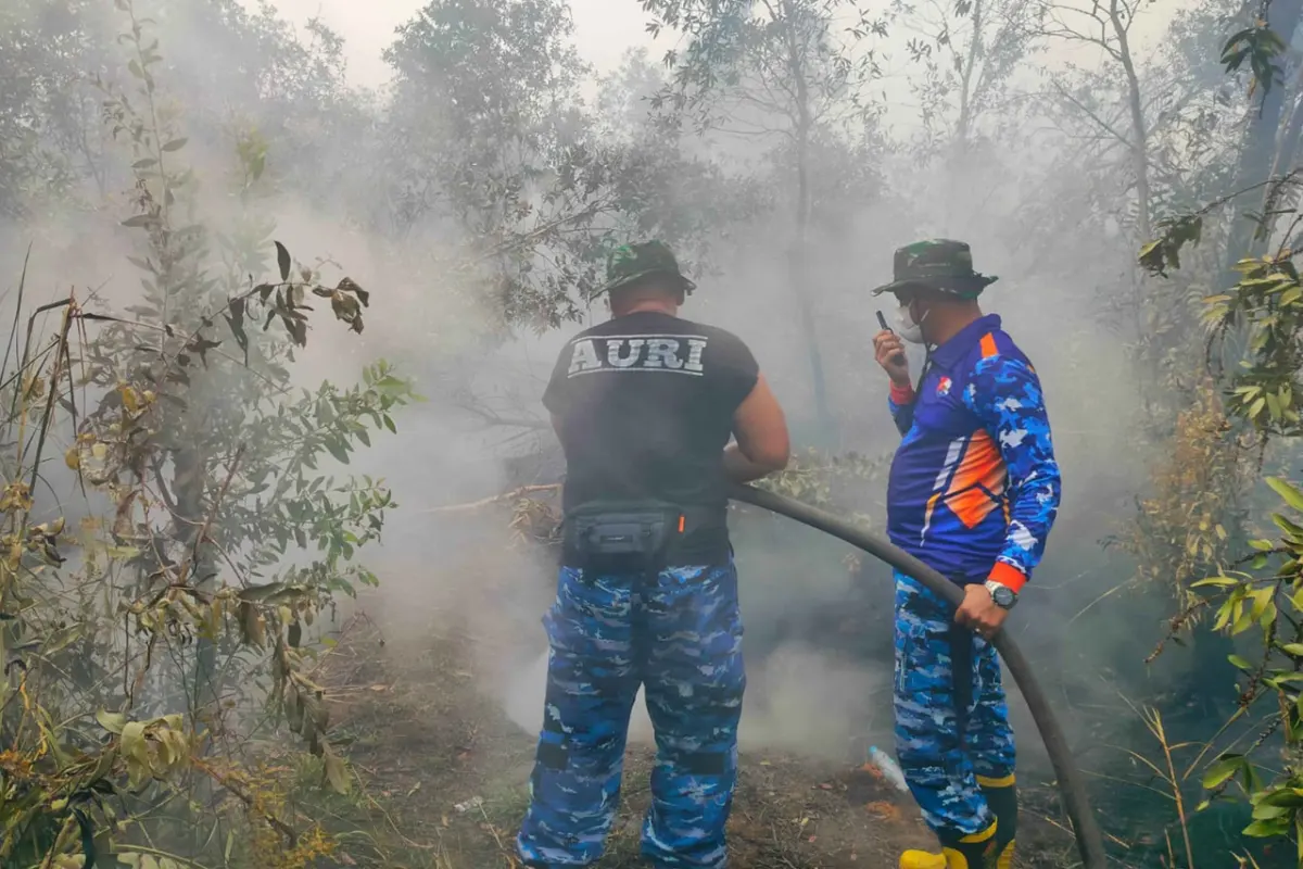 Asap Masih Mengepul, Satgas Darat Lanud Sjamsudin Noor Perkuat Pembasahan Lahan Gambut