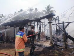 Babinsa dan Warga Bersama BPK Padamkan Kebakaran Permukiman di Batu Benawa