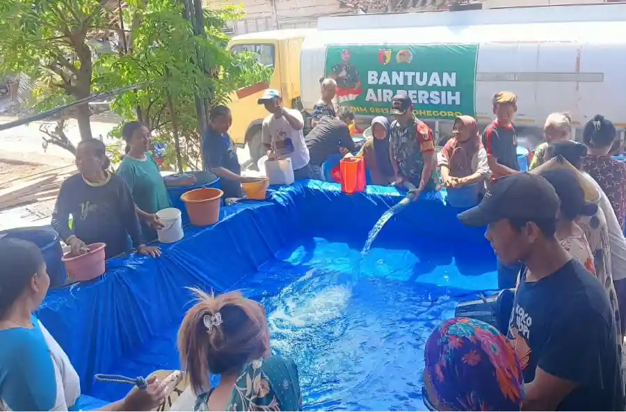 Sambut HUT TNI ke-81, Kodim Bojonegoro Pasok 13.000 Liter Air Bersih untuk Warga Dusun Kedungdowo Sumberharjo Sumberrejo Sambut HUT TNI ke-81, Kodim Bojonegoro Pasok 13.000 Liter Air Bersih untuk Warga Dusun Kedungdowo Sumberharjo Sumberrejo
