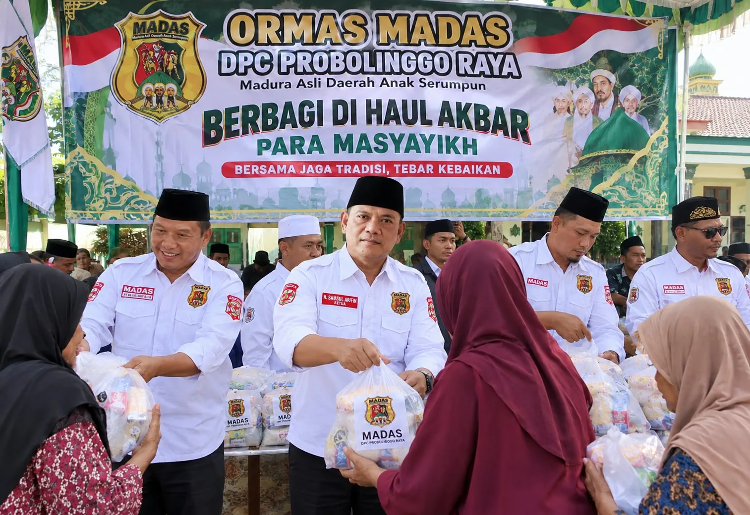 DPC MADAS Probolinggo Raya Berbagi Makanan Dan Minuman Gratis Di Haul Akbar Para Masyayikh DPC MADAS Probolinggo Raya Berbagi Makanan Dan Minuman Gratis Di Haul Akbar Para Masyayikh