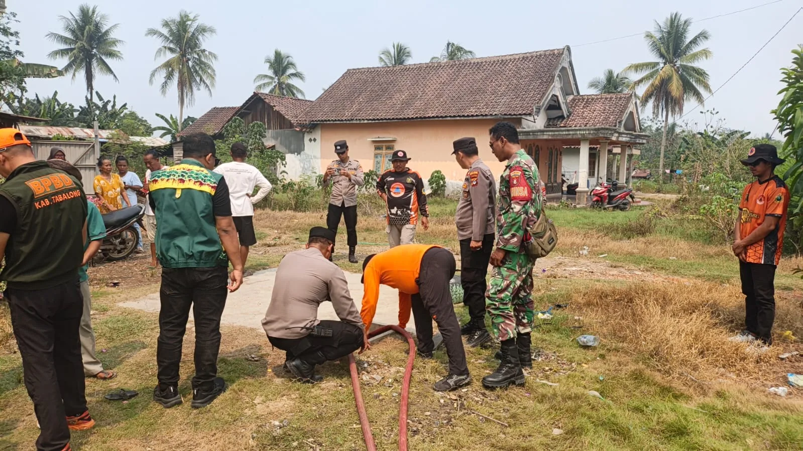 Peduli Warga Terdampak Kekeringan, Babinsa dan BPBD Salurkan Air Bersih