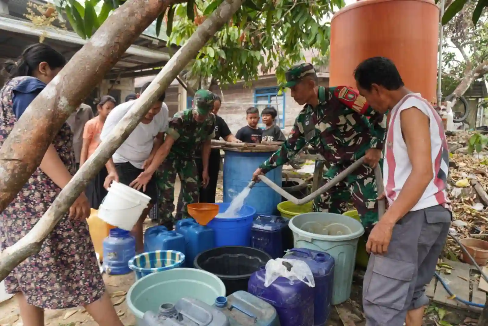 Peduli Warga Terdampak Kekeringan, Kodim 1008 Tabalong Distribusikan Air Bersih