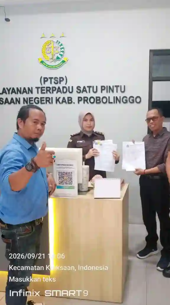 Kejari Kraksaan Ditantang Buka Administrasi Penanganan Berkas Suarni Sapikerep
