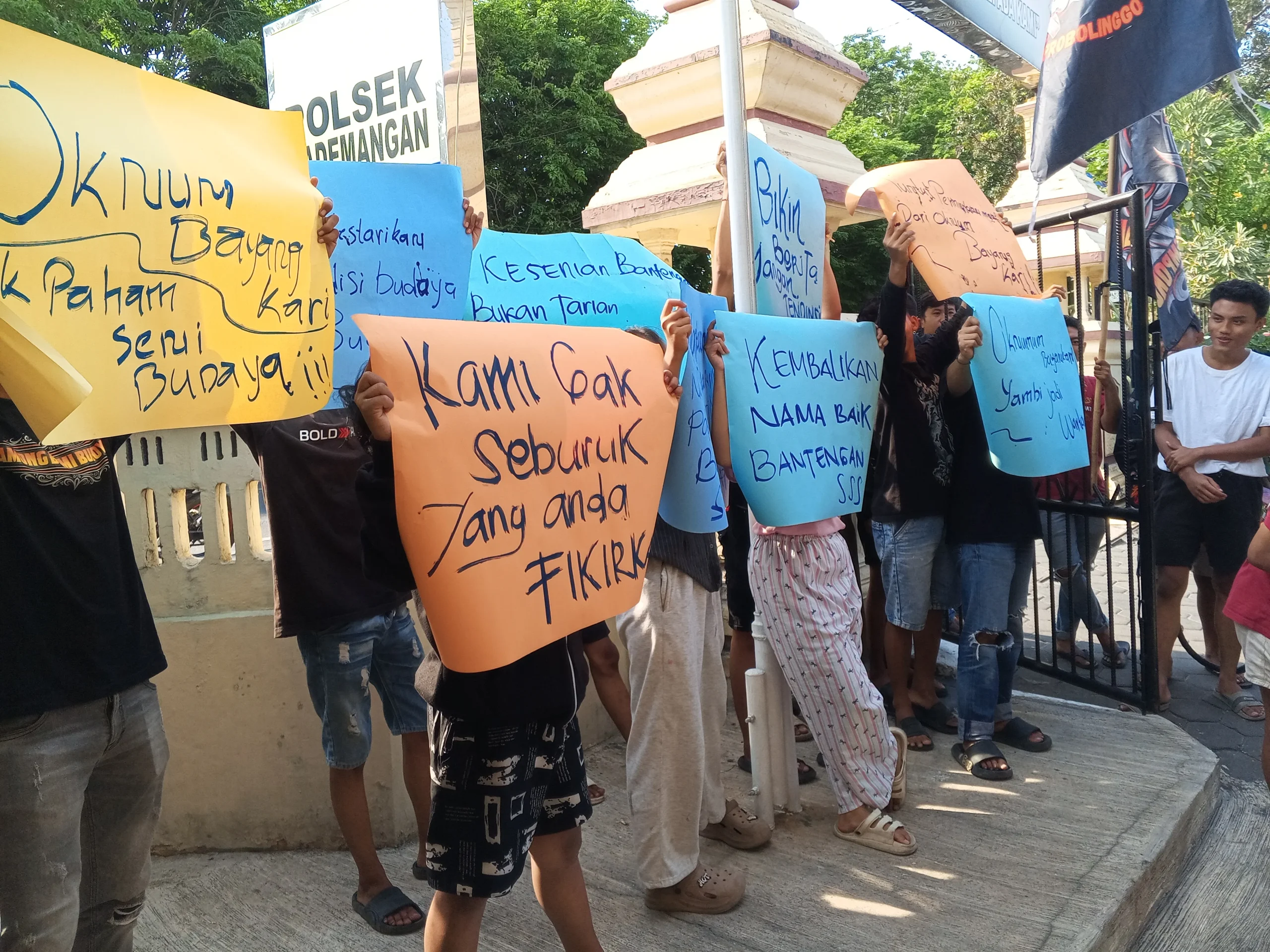 Puluhan Seniman Bantengan Probolinggo Geruduk Polsek Kademangan,Persoalkan Pemberitaan Media