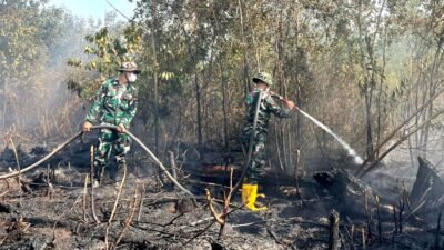 Dikepung Asap dan Bara, Satgas Darat Lanud Sjamsudin Noor Tak Beri Celah Karhutla Meluas Dekati Permukiman Warga