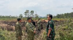 TIM PENYULUH KARHUTLA MABES TNI BERSAMA PASIS DIREG 56 SESKO TNI TINJAU LANGSUNG LAHAN TERBAKAR DI WILAYAH PALARAN
