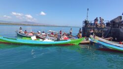 KRI Bawal-875 Salurkan Bantuan Kemanusiaan Bagi Korban Gempa NTT dan Flores