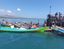 KRI Bawal-875 Salurkan Bantuan Kemanusiaan Bagi Korban Gempa NTT dan Flores